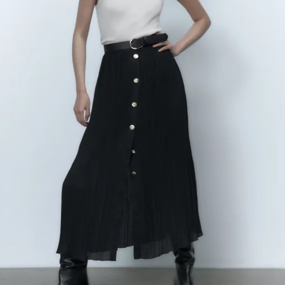 Black pleated midi skirt, textured gold button front closure & removable belt - Picture 3 of 7